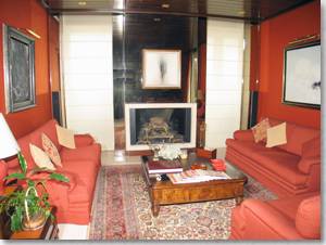 Un sal�n, la chimenea